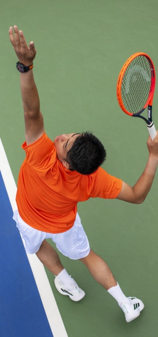 Wu Yibing jugando al tenis